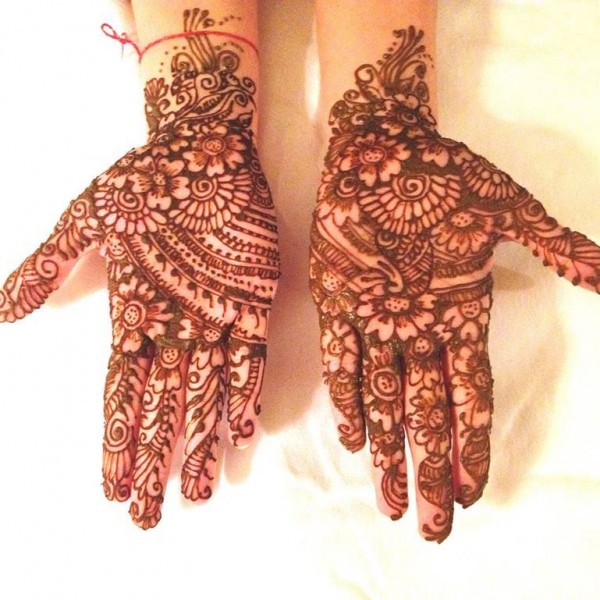 henna design on hands