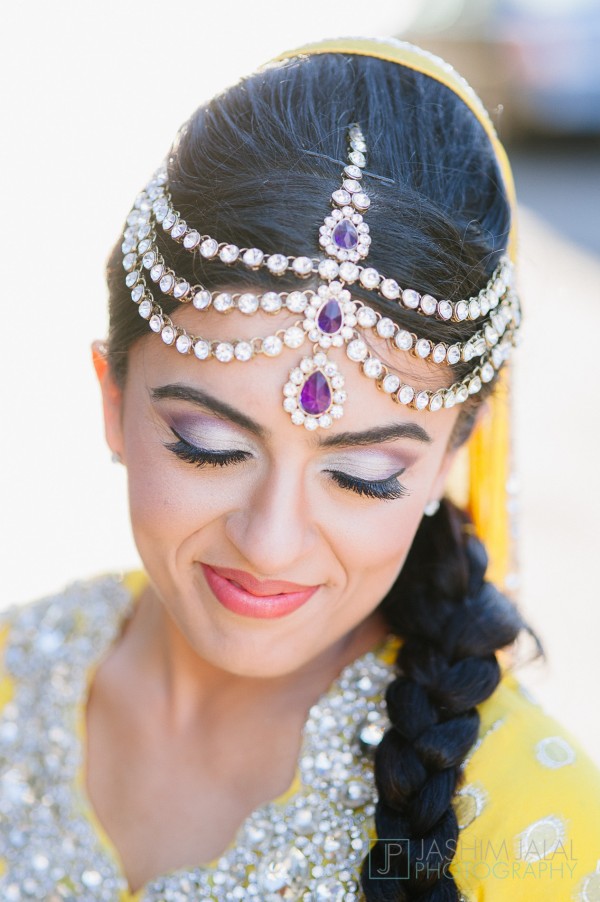 Pakistani bride with a maang tikka in kundan stones in a yellow anarkali