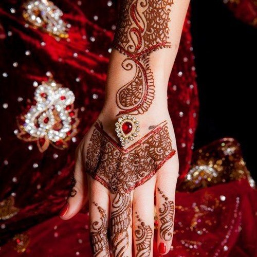 bridal henna design and wedding manicure