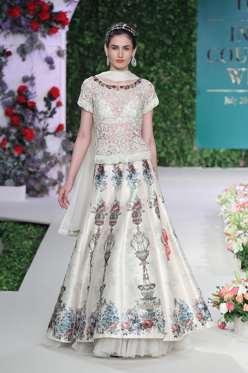 Indian wedding outfits by Varun Bahl